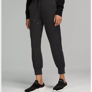 Like New! Black lululemon ready to rulu high rise jogger